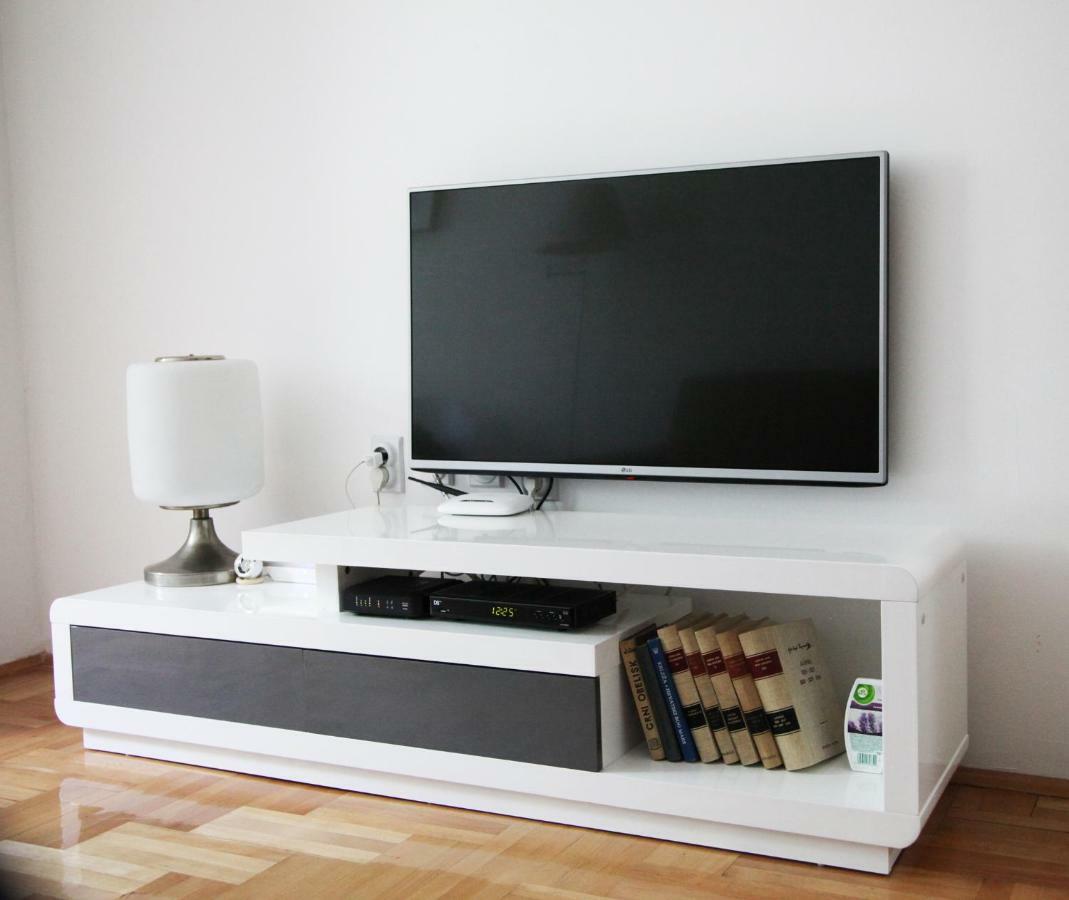 65 Square Meters Designer Apartment In Heart Of City - River View ! Park For Free Ni Dış mekan fotoğraf